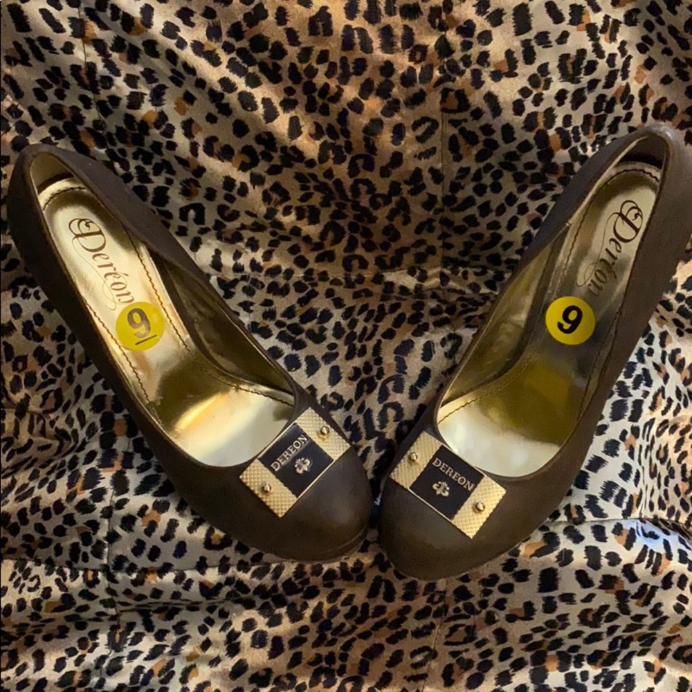 Size 9 dark brown Dereon pumps